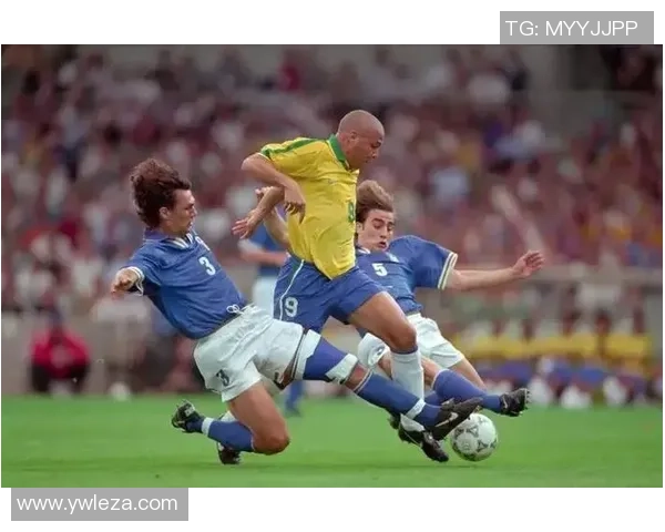 足球巨星齐聚一堂的精彩合照展现了无与伦比的球场魅力与友谊 足球巨星齐聚一堂的精彩合照展现了无与伦比的球场魅力与友谊